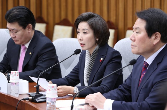 나경원 자유한국당 원내대표가 18일 오전 서울 여의도 국회에서 열린 원내대책회의에서 모두발언을 하고 있다. 2018.12.18/뉴스1 © News1