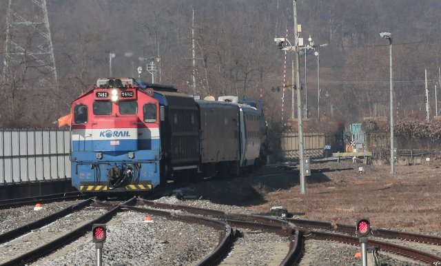 남북 철도공동조사에 나섰던 열차가 18일 오전 경기도 파주 도라산역으로 들어서고 있다. © News1 사진공동취재단