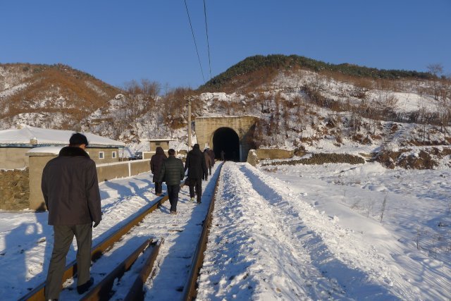 남북 철도 공동조사단이 눈이 쌓인 북측 피자령 터널을 살펴보고 있다. (통일부 제공)