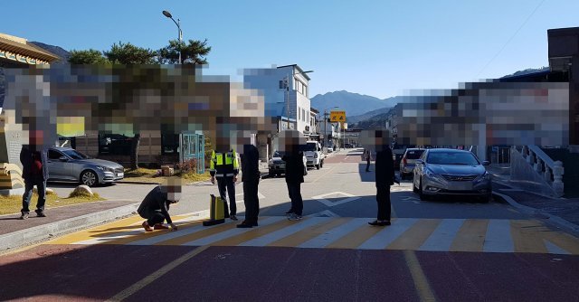 전북지방경찰청은 남원시청 감독관, 차선도색 공사를 시행한 관계자들을 모두 참여시켜 노면표시 반사 성능과 차선 도색의 두께를 측정하고 있다.(전북지방경찰청)2018.12.18/뉴스1© News1