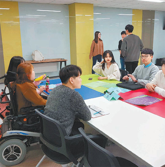 휠체어를 탄 장애인을 위한 지도 ‘배프맵’을 제작하기 위해 이달 5일 한양대 학생들과 협동조합 ‘무의’ 관계자 등이 회의를 하고 있는 모습. 행복나눔재단 제공