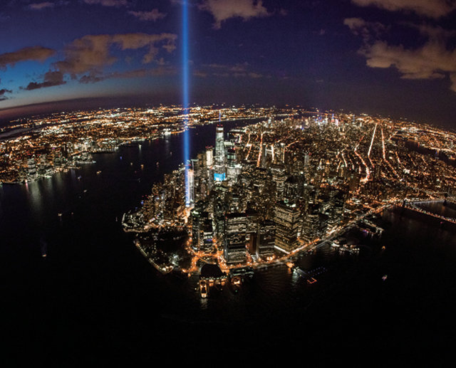 9·11테러 희생자를 추모하기 위해 강한 빛을 하늘로 쏘아 올리고 있다. ⓒAnthony Quintano(F)