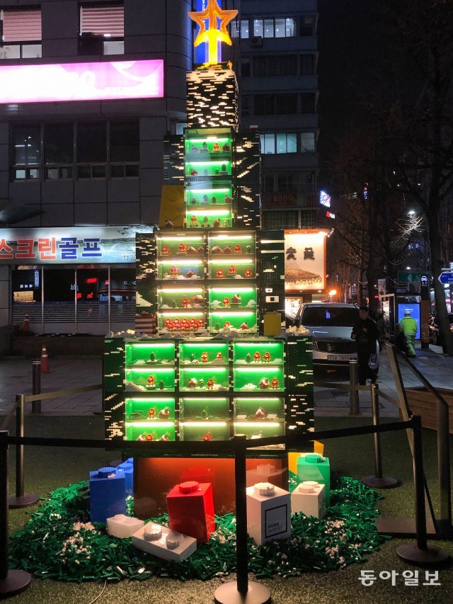 서울 중구 무교동 어린이 재단의 트리, 블록으로 쌓아 올린 트리 내부에 산타의 모습을 표현했다. 원대연 기자 yeon72@donga.com