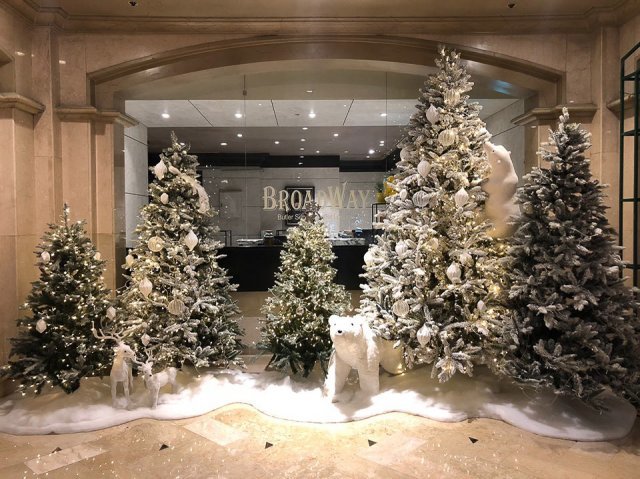 켄싱턴호텔의 여의도의 트리 하얀 눈이 쌓인 전나무등으로 겨울숲의 한장면을 표현했다. 켄싱턴 호텔 제공