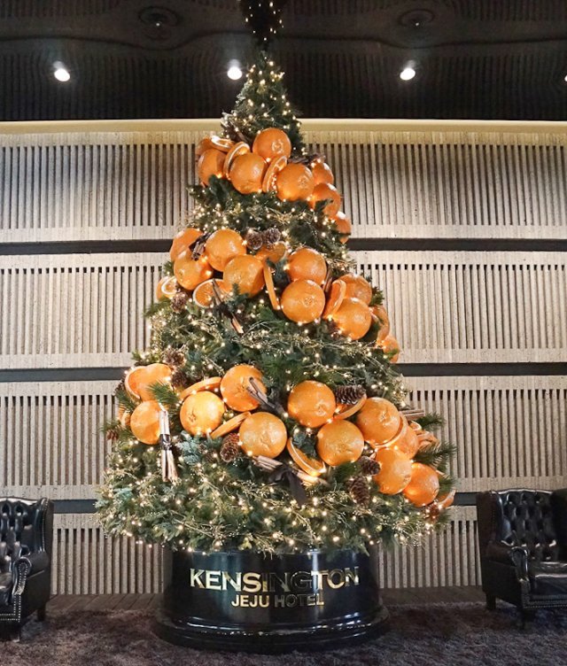 켄싱턴호텔 제주의 트리 제주를 모티브로 한 오렌지 컨셉의 빅트리로 마치 제주의 감귤나무를 연상시킨다. 켄싱턴 호텔 제공