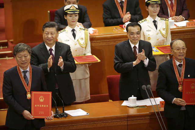 개혁개방 유공자에 메달 수여 시진핑 중국 국가주석(왼쪽에서 두 번째)과 리커창 총리(오른쪽에서 두 
번째)가 18일 베이징 인민대회당에서 열린 개혁개방 정책 40주년 기념식에서 유공자 100명에게 메달을 수여한 뒤 박수로 축하하고
 있다. 마윈 알리바바 회장, 마화텅 텐센트 회장 등이 메달을 받았다. 베이징=AP 뉴시스