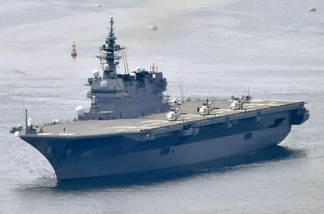 일본 정부가 18일 각료회의에서 확정한 새 장기방위전략에 의해 사실상의 항공모함으로 개조될 예정인 해상자위대 이즈모 호위함. AP 뉴시스