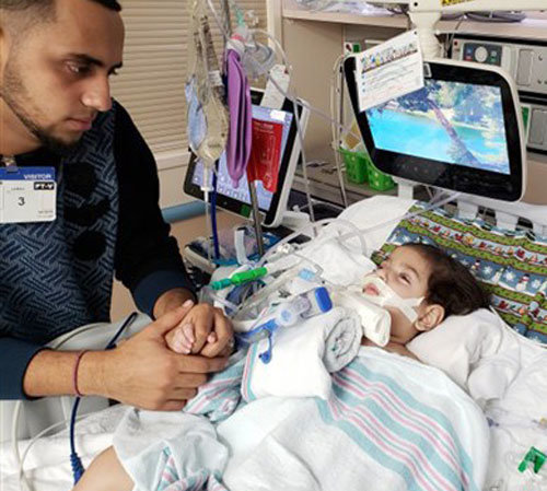 예멘 출신 미국 시민권자 알리 하산(왼쪽)과 캘리포니아주 병원에 입원 중인 두 살 난 아들 압둘라. 알리 하산 제공
