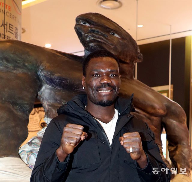 카메룬 출신 권투 선수 길태산 선수가 18일 자신의 조각상 앞에서 두 주먹을 쥐고 웃어 보이고 있다.
최혁중 기자 sajinman@donga.com
