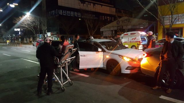 19일 오전 0시52분쯤 부산 남구 대연동에 있는 한 도로에서 술에 취한 BMW 운전자가 차량 3대를 들이받아 한 명이 다쳤다. 경찰과 소방대원들이 현장을 수습하고 있다.(부산지방경찰청 제공)© News1