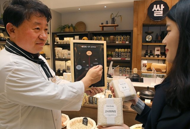 현대백화점 판교점 지하 1층에 있는 ‘현대쌀집‘ 매장에서 ‘밥 소믈리에‘ 박재현씨가 고객에게 ‘품종별 식미 분석도‘로 쌀 품종별 특징을 설명하고 있다.