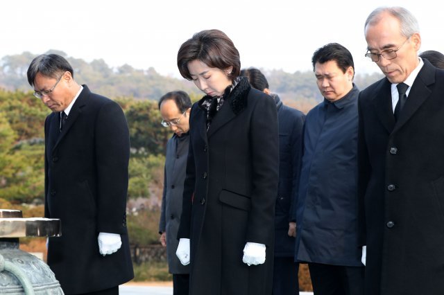 나경원 자유한국당 원내대표가 19일 오전 서울 동작구 국립서울현충원을 찾아 현충탑에 참배하고 있다.2018.12.19/뉴스1 © News1