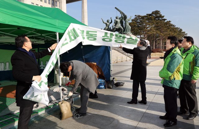 민주평화당 정동영 대표가 19일 서울 여의도 국회 앞 천막당사 철거를 침통한 표정으로 지켜보고 있다. ﻿【서울=뉴시스】