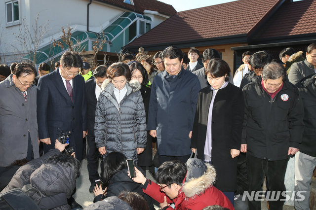 나경원 자유한국당 원내대표와 권성동 의원 등 한국당 관계자들이 강릉 펜션 참사 이틀째인 19일 오후 강원 강릉시 저동 펜션 사건 현장을 방문해 고인들의 명복을 빌며 묵념을 올리고 있다. 사진=뉴시스