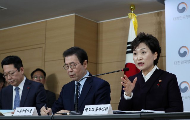 김현미 국토교통부 장관이 19일 오전 정부서울청사에서 수도권 3기 신도시 입지와 2기 신도시 광역교통개선 대책을 발표한 뒤 취재진의 질문에 답하고 있다. 2018.12.19/뉴스1 © News1