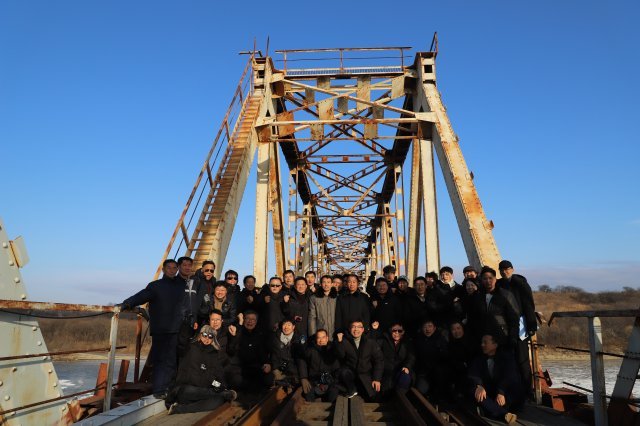 남북 철도 공동조사에 사용된 남측 열차 6량이 18일 도라산역으로 귀환했다. 지난 15일 남북 철도조사단이 북한 두만강철교에서 조사를 마치고 기념촬영을 하고 있다. (통일부 제공) 2018.12.18/뉴스1