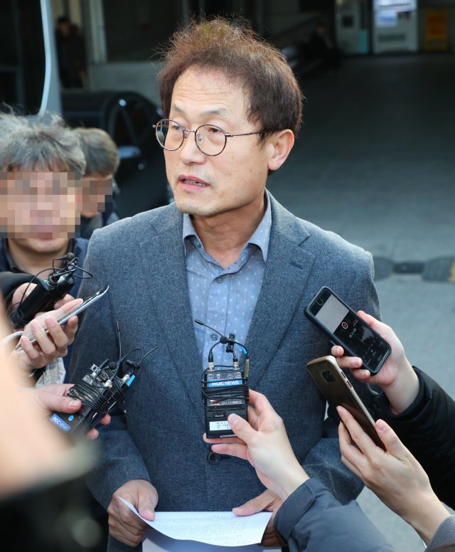 조희연 서울 교육감이 19일 강원도 강릉아산병원장례식장에서 강릉 펜션 사고 학생 학부모들의 입장을 전달하고 있다. 2018.12.19/뉴스1 © News1