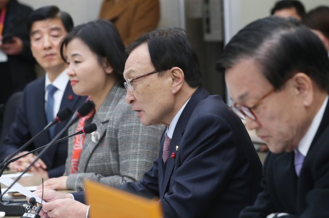 이해찬 더불어민주당 대표가 19일 서울 종로구 서울대학교병원에서 청책(聽策) 투어의 일환으로 열린 서울대병원 의료진과의 간담회에서 인사말을 하고 있다. 청책이란 경청과 정책의 한 글자씩을 딴 말로, 듣고 현장을 위한 정책에 반영하겠다는 의미다. © News1