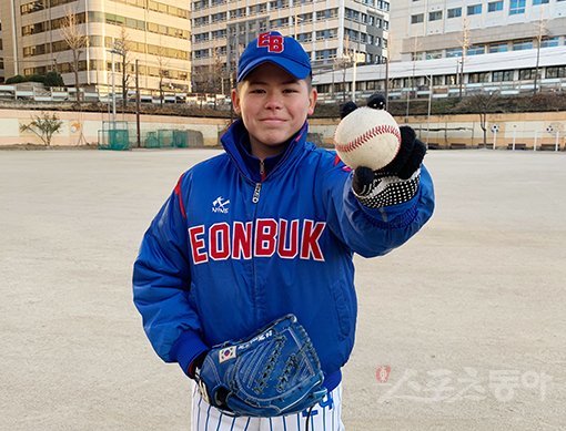 미국과 한국의 국적을 모두 가졌지만 가슴에 태극기를 새기고 싶다는 바람만큼은 확실하다. 서울 언북중 투수 문수완(14) 이야기다. 문수완의 롤 모델은 ‘송골매’ 송진우 한화 이글스 코치다. 송 코치의 역대 최다승(210승) 기록을 넘어서겠다는 그의 표정은 밝았다. 서다영 기자 seody3062@donga.com