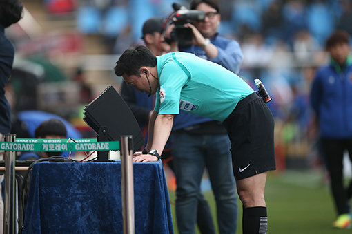 비디오판독시스템(VAR)은 2년차를 맞은 올해 조금씩 자리를 잡아가고 있다. 지난해에 비해 판독의 정확도가 높아지며 ‘골칫거리’에서 ‘명판관’이 되어가는 분위기다. 사진은 K리그 경기 중 비디오판독을 하고 있는 심판의 모습. 사진제공｜한국프로축구연맹