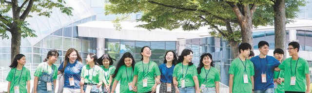 삼성전자는 ‘사회가 건강해야 기업도 발전할 수 있다’는 철학을 바탕으로 전사적 역량을 동원해 다양한 사회공헌 활동을 펼치고 있다. 올해 서울 성균관대에서 열린 ‘2018 삼성드림클래스 여름캠프’에 참가한 학생들과 대학생 강사들이 캠퍼스를 산책하고 있다. 삼성전자 제공