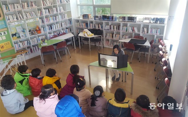 부산 글마루작은도서관에서 14일 유치원생들이 구연동화를 듣고 있다. 이 도서관에서는 주민들의 모임도 종종 열린다. 부산=조종엽 기자 jjj@donga.com