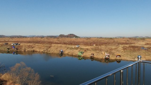 지난 19일 오후 6시쯤 함안군 칠북면 덕남수로에서 낚시를 하던 조모씨(44)가 텐트안에서 숨진 채 발견됐다. 사진은 지난 10일 덕남수로에서 낚시를 하고 있는 낚시객들 모습.(독자 주정훈씨 제공)2018.12.20/뉴스1© News1