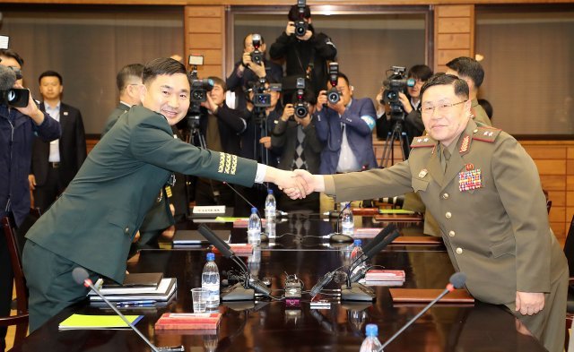 28일 판문점 북측지역 통일각에서 ‘제10차 남북장성급군사회담’을 마친 남측 수석대표인 김도균 국방부 대북정책관(육군 소장·왼쪽)과 북측 수석대표인 안익산 육군 중장이 악수하고 있다. 2018.10.26/뉴스1 © News1 사진공동취재단