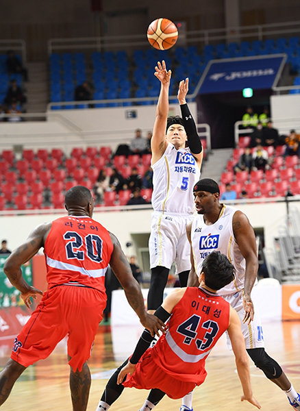 전주 KCC 이정현(가운데). 사진제공｜KBL