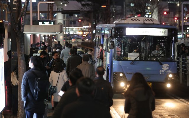 ‘카카오 카풀 서비스 도입’을 반대하는 택시업계의 집회가 열린 20일 오후 서울 용산구 서울역 앞 버스 승강장에서 시민들이 버스를 기다리고 있다. © News1