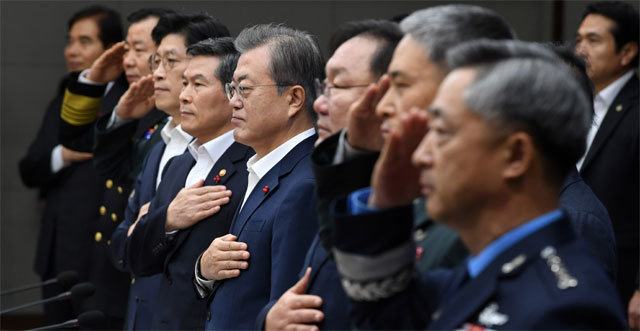 국민의례 문재인 대통령이 20일 서울 용산구 국방부 청사에서 열린 내년도 국방부 업무보고에서 국민의례를
 하고 있다. 문 대통령은 모두발언에서 “아직은 잠정적 평화”라며 “지금 한반도 비핵화와 평화 프로세스가 잘 진행되고 있으나 
완전히 끝날 때까지 마음을 놓아선 안 된다”고 말했다. 청와대사진기자단