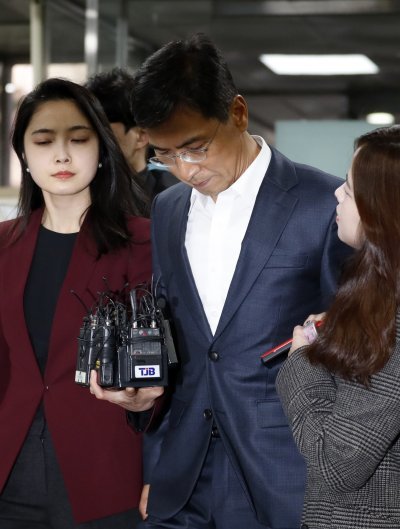 안희정 전 충남지사가 21일 오전 서울 서초동 서울고등법원에서 열린 ‘비서 성폭행’ 관련 강제추행 등 항소심 1회 공판에 출석하고 있다. 2018.12.21/뉴스1 © News1