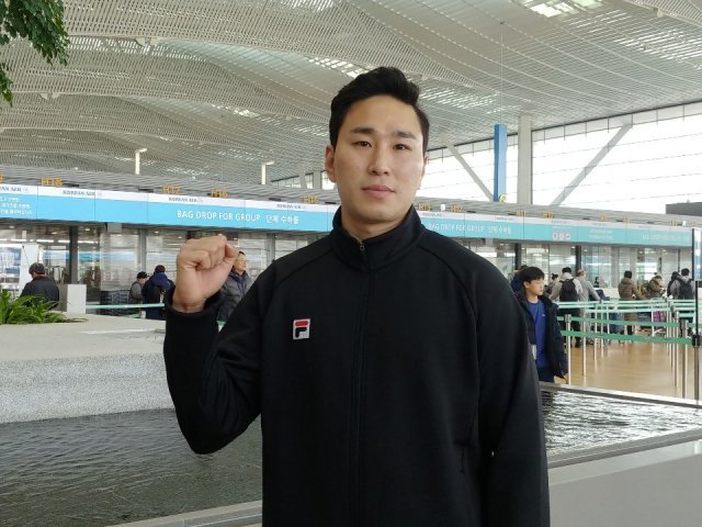 한국 남자 핸드볼 대표팀 주장 정수영이 21일 독일로 출국하기 전 인천국제공항에서 파이팅을 외치고 있다 © News1