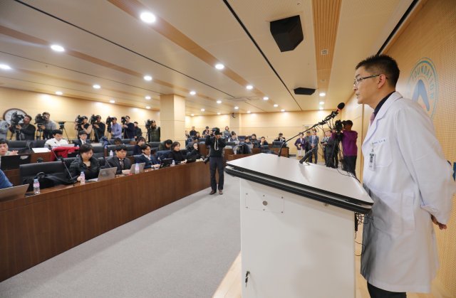 강희동 강릉아산병원 권역 응급의료센터장이 21일 강릉아산병원에서 열린 브리핑에서 강릉 펜션 사고 환자들의 상태에 대해 설명하고 있다.2018.12.21./뉴스1 © News1