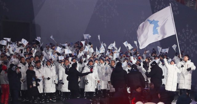 강원도 평창올림픽스타디움에서 열린 평창동계올림픽 개막식에서 남과 북 선수들이 한반도기를 흔들며 공동 입장하고 있다. 2018.2.9/뉴스1 © News1