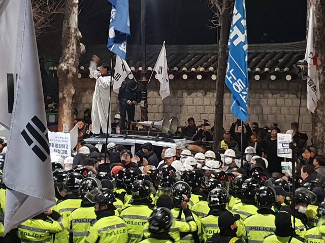 ‘비정규직 100인 대표단’과 전국민주노동조합총연맹(민주노총) 등은 21일 서울 중구 서울고용노동청 앞에서부터 종로구 청와대까지 행진했다. 이들은 비정규직을 없애야 고(故) 김용균씨 참사를 막을 수 있다며 문재인 대통령과 면담을 요구하며 농성을 벌이고 있다.2018.12…21/뉴스1 © News1