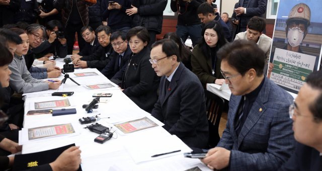 이해찬 더불어민주당 대표가 21일 오후 충남 태안군 태안의료원에 마련된 고 김용균씨 빈소를 찾아 유족과 시민대책위로부터 사고경위와 비정규직 문제 등에 관해 이야기를 나누고 있다. 2018.12.21/뉴스1 © News1