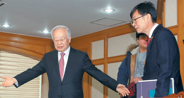 공정위장, 49년만의 경총 방문 21일 서울 마포구 경총회관을 방문한 김상조 공정거래위원장(오른쪽)을 손경식 한국경영자총협회 회장이 안내하고 있다. 공정거래위원장이 경총을 찾은 것은 경총 창립 후 49년 만에 처음이다. 뉴스1