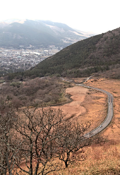 아소-구주국립공원의 유후산 아래 쓰카하라 고원 전망대의 풍경. 왼편 위가 온천휴양지 유후인이고 오른편 길은 23.3km 거리의 벳푸와 유후인을 잇는 현도11호선(오이타자동차도로). 규슈 그랜드 루트는 저 유후인에서 히타로 이어진다.