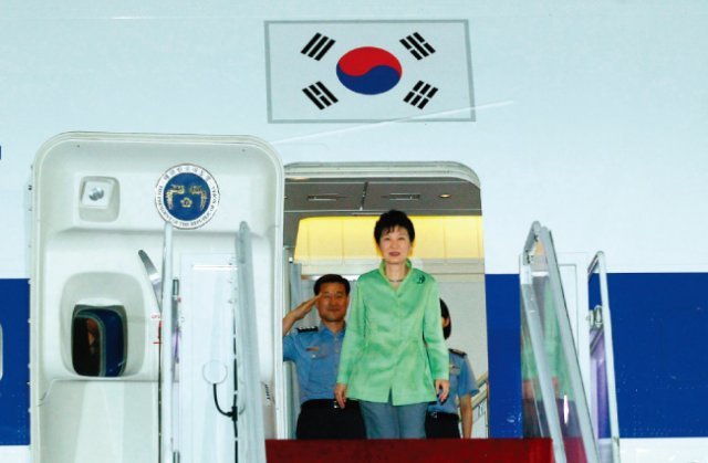 2015년 9월 중국 전승절 행사에 참석한 뒤 돌아오는 기내에서 박근혜 전 대통령은 “중국과 한반도 평화통일 방안을 만들 것”이라고 말했다. [청와대사진기자단]