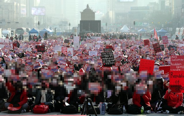 불법촬영 범죄를 규탄하는 여성단체 ‘불편한 용기’가 22일 오후 서울 광화문광장에서 ‘편파판결, 불법촬영 규탄’ 6차 마지막 집회를 하고 있다.2018.12.22/뉴스1 © News1