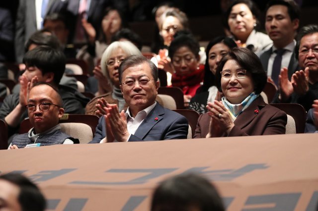 문재인 대통령과 부인 김정숙 여사가 21일 서울 성동구 성수아트홀에서 발달장애인예술단 ‘그랑’의 연극 ‘군산, 1919년 그 날’을 관람하며 박수치고 있다. (청와대 제공) 2018.12.21/뉴스1