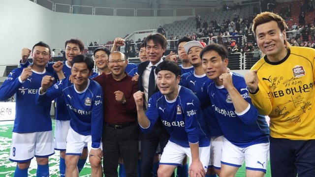 22일 서울 고려대학교 화정체육관에서 열린 홍명보 자선 축구경기 후 2002 월드컵 멤버들이 기념 촬영을 하고 있다. © News1