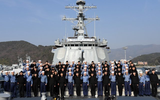 지난 19일 경남 진해 군항에 정박 중인 세종대왕함 승조원들이 함수 갑판에서 취역 10주년 기념촬영을 하고 있다. (해군 제공)  ⓒ News1