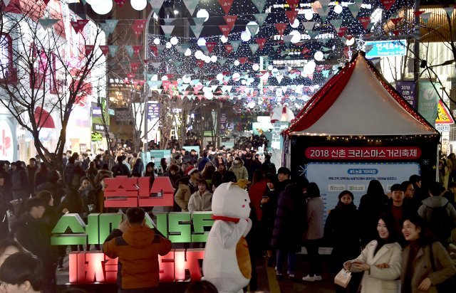 지난 22일 저녁 서울 신촌거리에서 열린 신촌 크리스마스 거리축제에서 시민들이 크리스마스 분위기를 즐기고 있다.(서대문구 제공) 2018.12.23/뉴스1 © News1