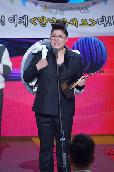 이영자가 ‘2018 KBS 연예대상’에서 데뷔 27년 만에 대상을 수상하며 여성 방송인의 힘을 증명했다. 그의 활약은 MBC ‘전지적 참견 시점’에서 가장 돋보여 2관왕 수상 가능성이 높아지고 있다. 사진은 KBS 연예대상에서 대상을 받고 소감을 발표하는 모습. 사진제공｜KBS