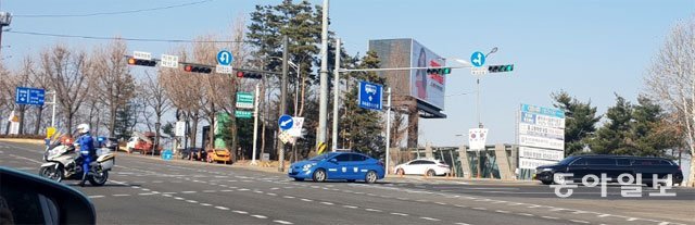 23일 경찰 오토바이가 앞에서 에스코트하는 가운데 이강화 공군 예비역 준장의 운구 행렬이 국립서울현충원으로 이동하고 있다. 경찰은
 이날 순찰차 1대와 오토바이 2대를 동원해 을지무공훈장을 받은 이 전 준장의 마지막 길을 에스코트했다. 고도예 기자 
yea@donga.com