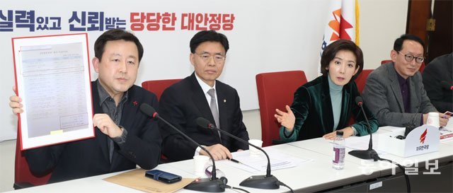 자유한국당 청와대 특감반 진상조사단은 23일 국회에서 회의 후 브리핑을 열고 “민간인 신분인 박용호 전 서울창조경제혁신센터장 비리
 첩보를 김태우 수사관이 작성해 대검찰청에 이첩했다”고 주장했다. 왼쪽부터 김용남 전 의원, 최교일 의원, 나경원 원내대표, 
김도읍 진상조사단장. 김동주 기자 zoo@donga.com