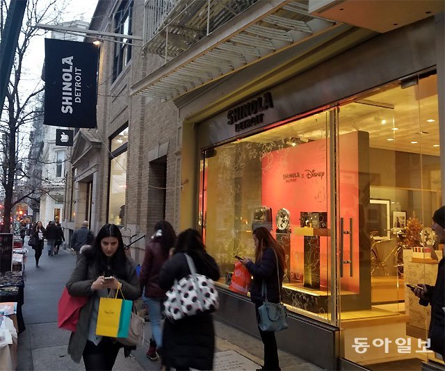 14일(현지 시간) 미국 뉴욕 패션 1번지 소호 거리의 패션 브랜드 ‘샤이놀라’ 매장 앞을 쇼핑객들이 오가고 있다. 뉴욕=박용 특파원 parky@donga.com