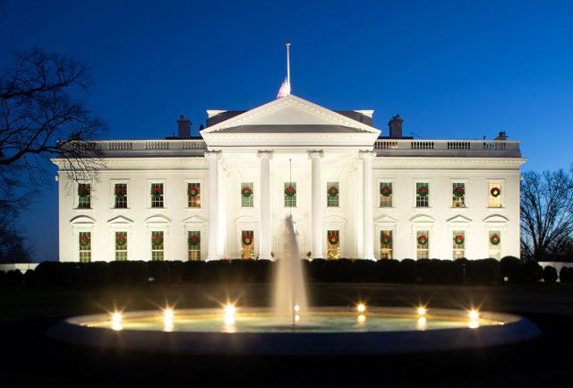 크리스마스 장식으로 단장한 백악관의 18일 모습. ‘트럼프 백악관’의 2019년이 미국 워싱턴 정가의 ‘조연’들 행보에 따라 어떤 부침을 겪게 될지 주목된다. 사진 출처 백악관 공식 플리커 계정
